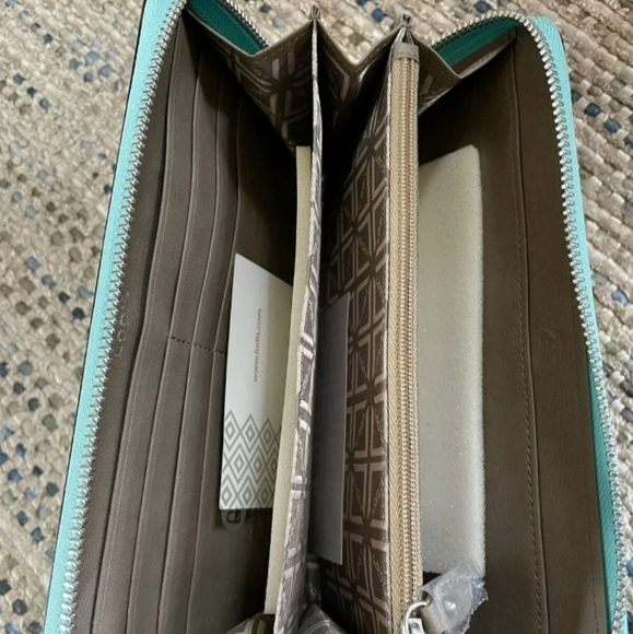 LODIS RFID Teal Green Leather New Wristlet Silver Zip Hardware - Picture 9 of 13